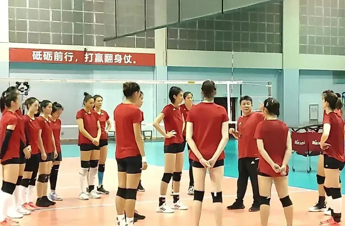 中国女排的最新战袍,中国女排出征世锦赛最新名单