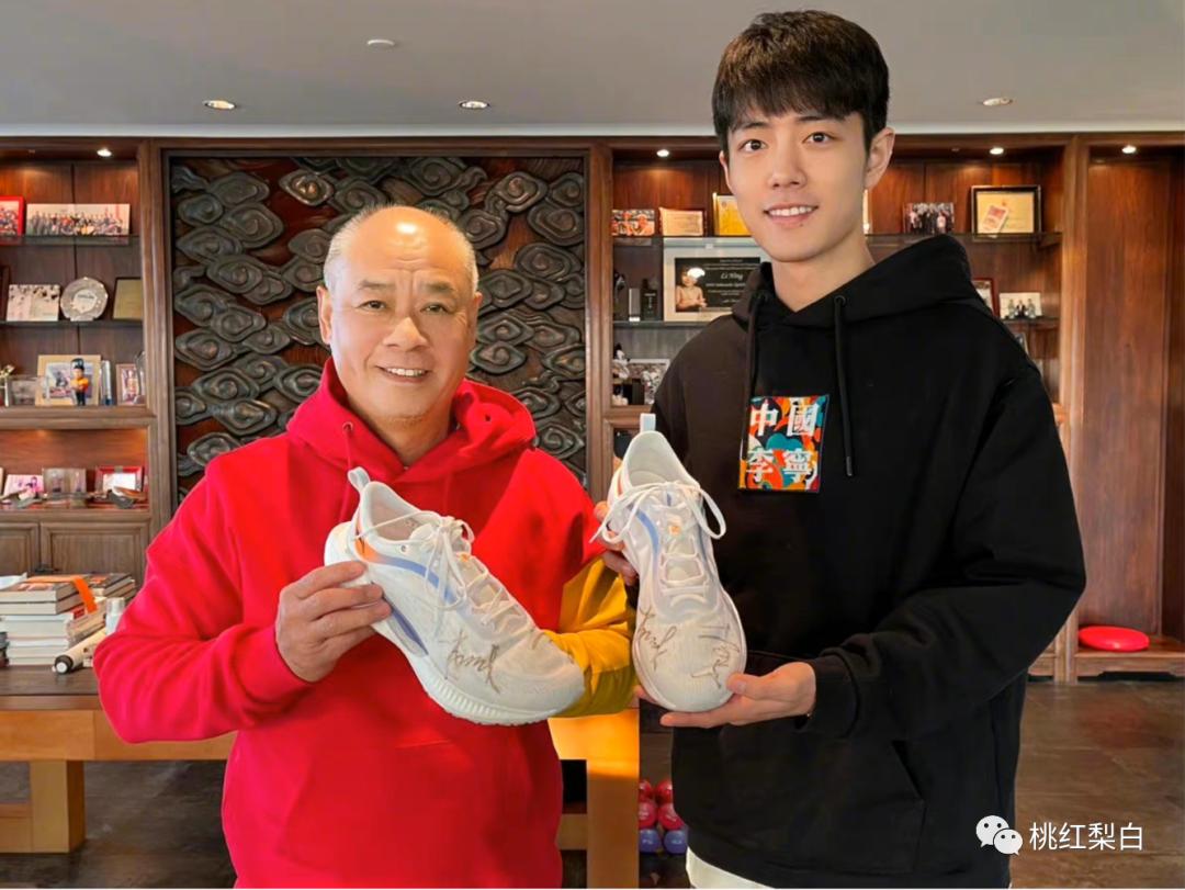 郭晶晶出席名流晚宴站c位,郭晶晶合照c位