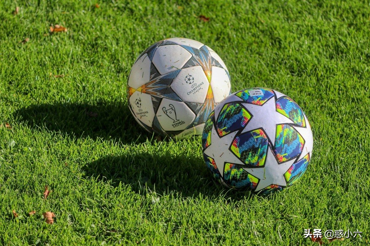 中国足球名场面踩球摔倒,一起踩