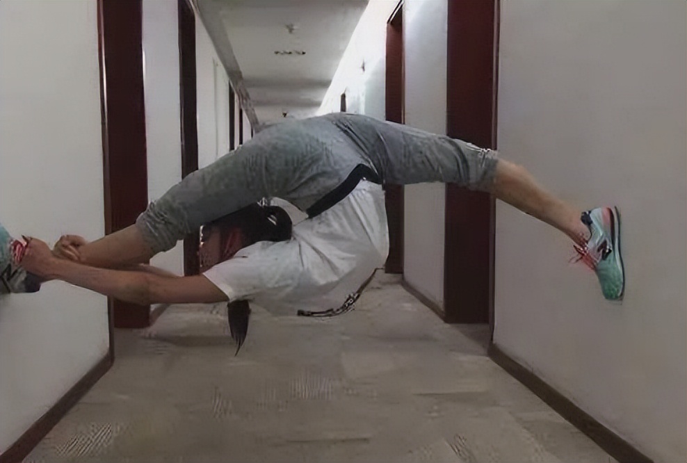 舒思瑶婚纱照,舒思瑶一字马训练