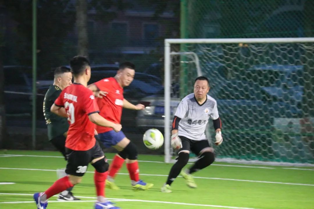 业余球员踢足球,业余球员踢球动作太拖拉