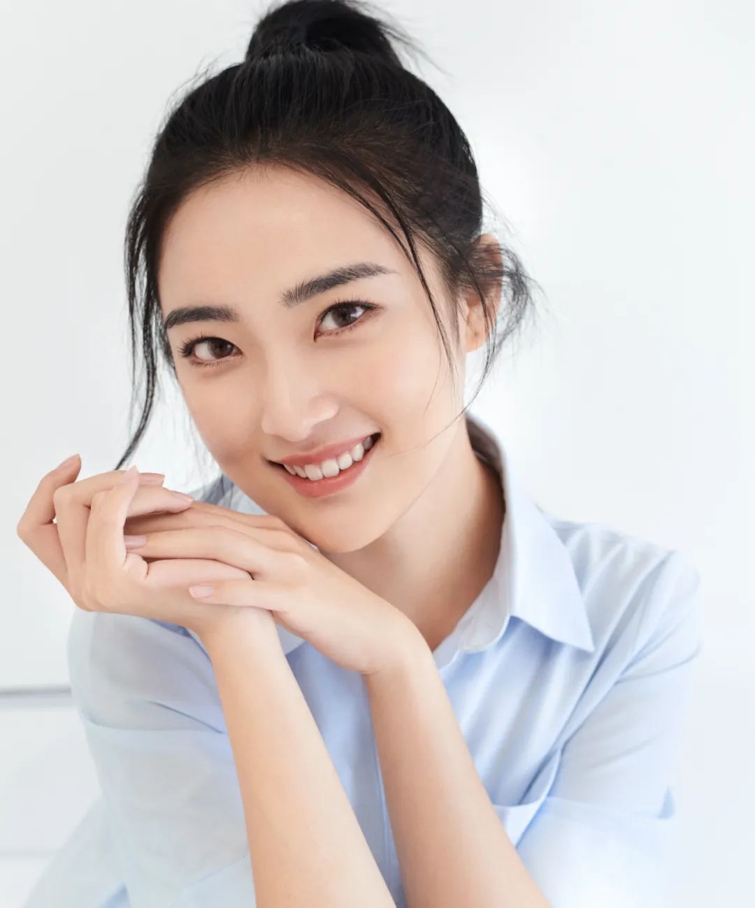 中传毕业，气质出众，这位校花主持人藏不住了