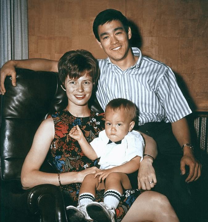 李小龙的情人后来嫁给谁了,李小龙莎朗法雷尔