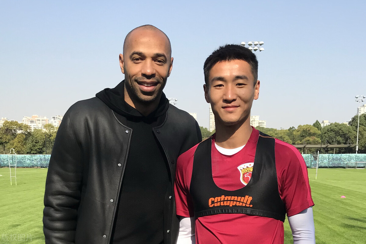 韦世豪戴伟浚,韦世豪队长袖标给了黄博文