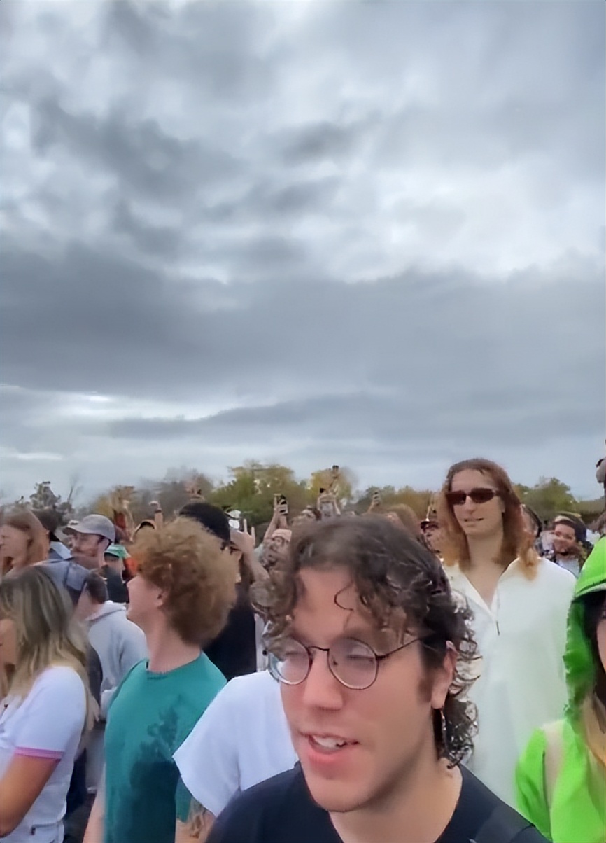 为拯救世界，美国帅哥决定狂吃40只鸡！全城500人现场围观加油