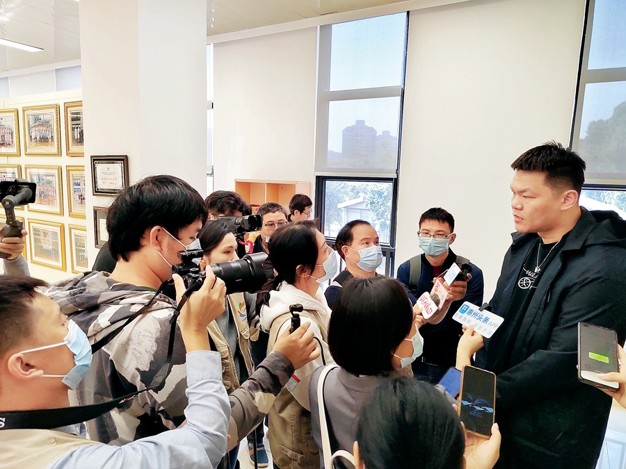 朱芳雨评价来自惠州的徐杰：技术全面，投篮非常准……