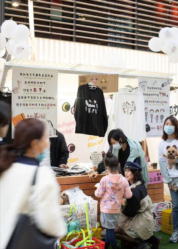 孙俪晒带儿女游玩照,孙俪晒与亲妹妹同框照