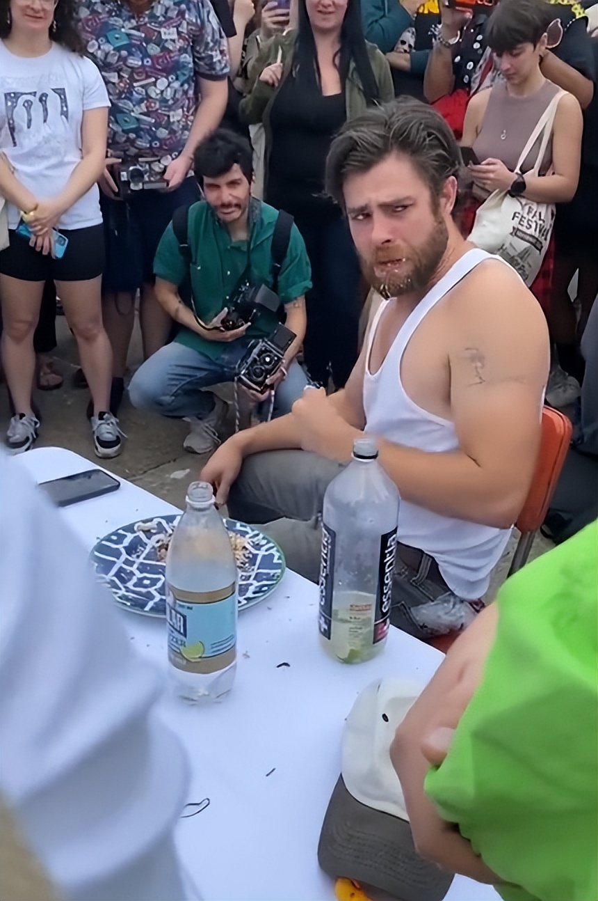 为拯救世界，美国帅哥决定狂吃40只鸡！全城500人现场围观加油