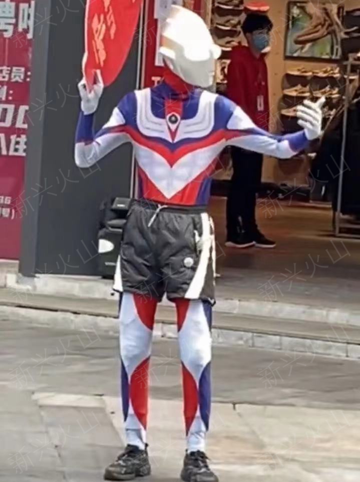 一男子扮奥特曼,男子化身奥特曼吸引顾客