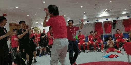 曝陈戌源被2位黑衣人带走，曾公开谈论刘奕被抓，球迷：内心强大