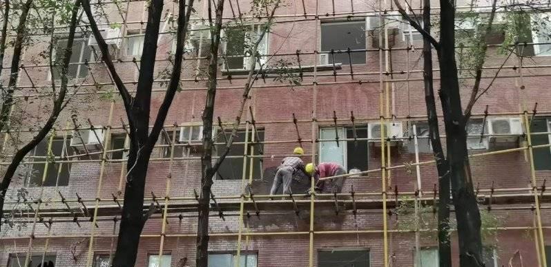 长沙医学院目前调查，让学生住建筑宿舍：搭满脚手架，气味刺鼻