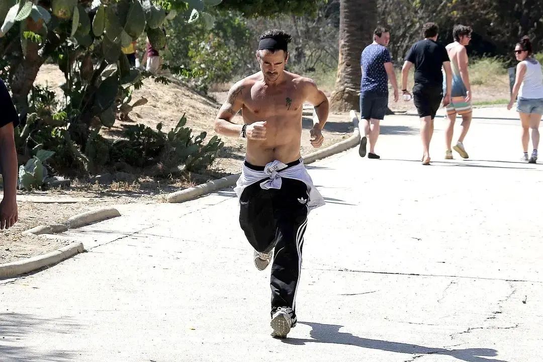 好莱坞新影帝爆红！27岁被骂吃软饭，46岁靠演技翻身…赢麻了