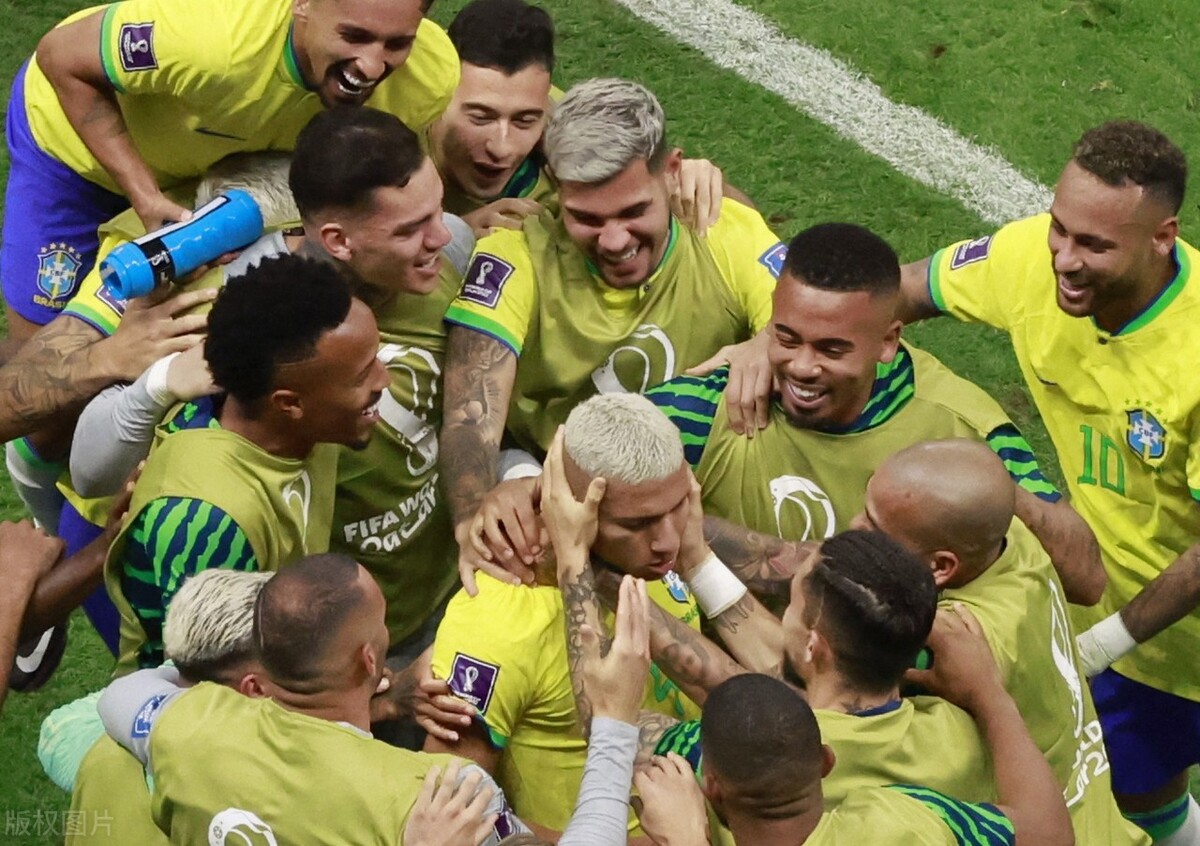 巴西队内马尔受伤瞬间,巴西备战热身赛内马尔被扶正