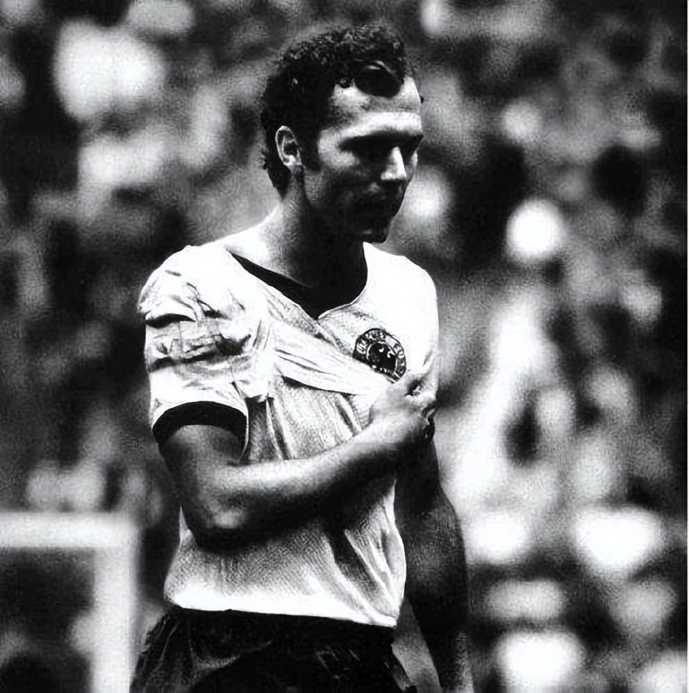 世界足坛历史10大足球明星,目前世界十大足球传奇球星