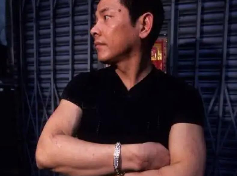 澳门黑帮老大崩牙驹出狱的场面,澳门黑帮崩牙驹现在情况