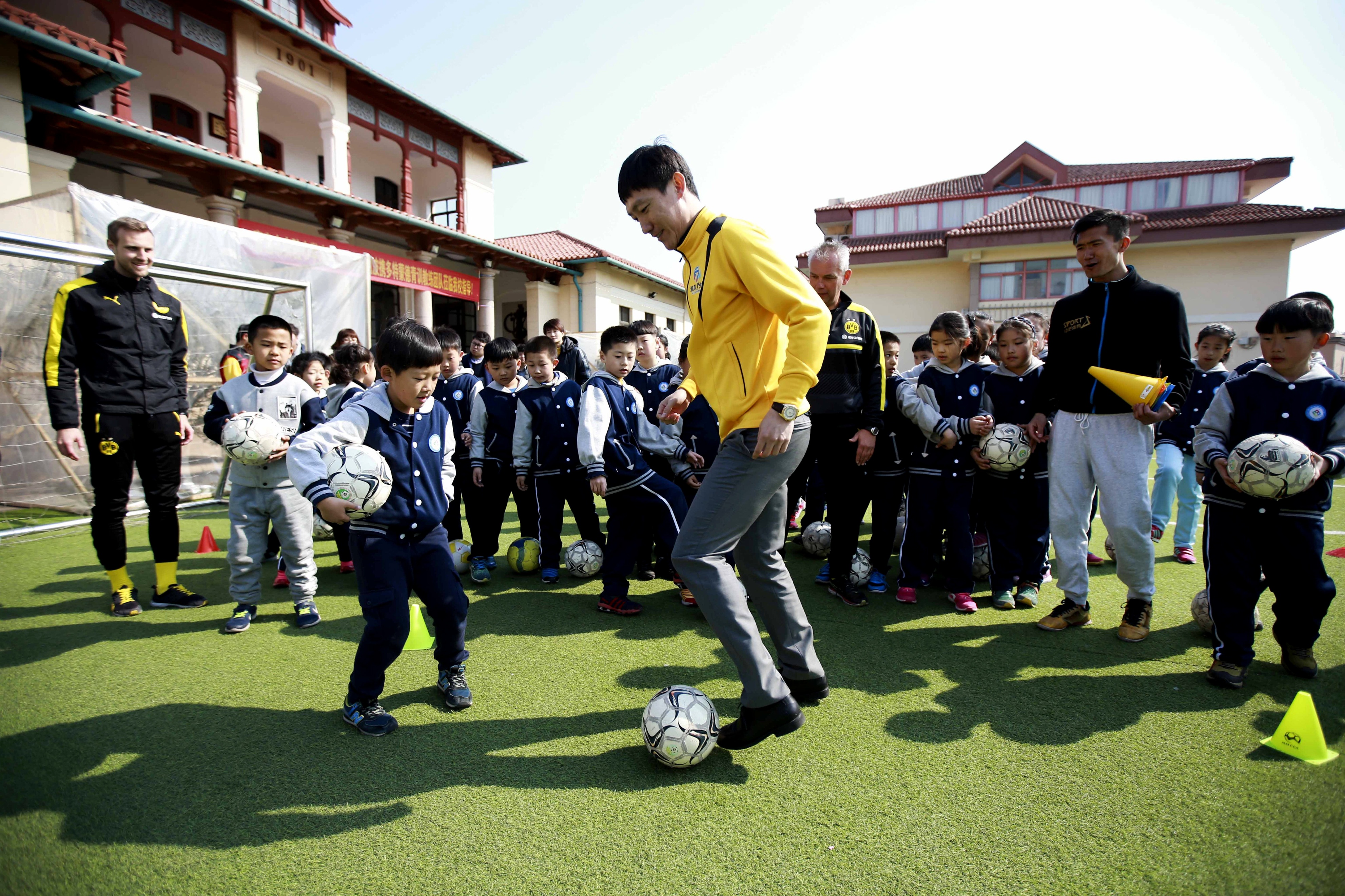 前国足教练高洪波现状如何,男足曲波有多厉害
