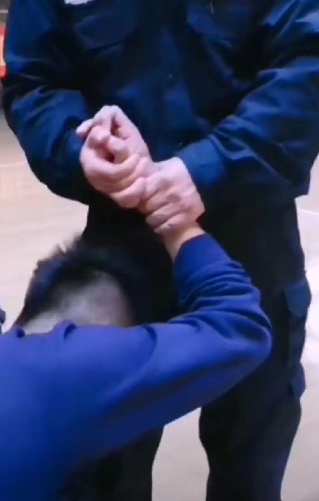 金丝缠腕擒拿手教学视频,金丝缠腕擒拿术