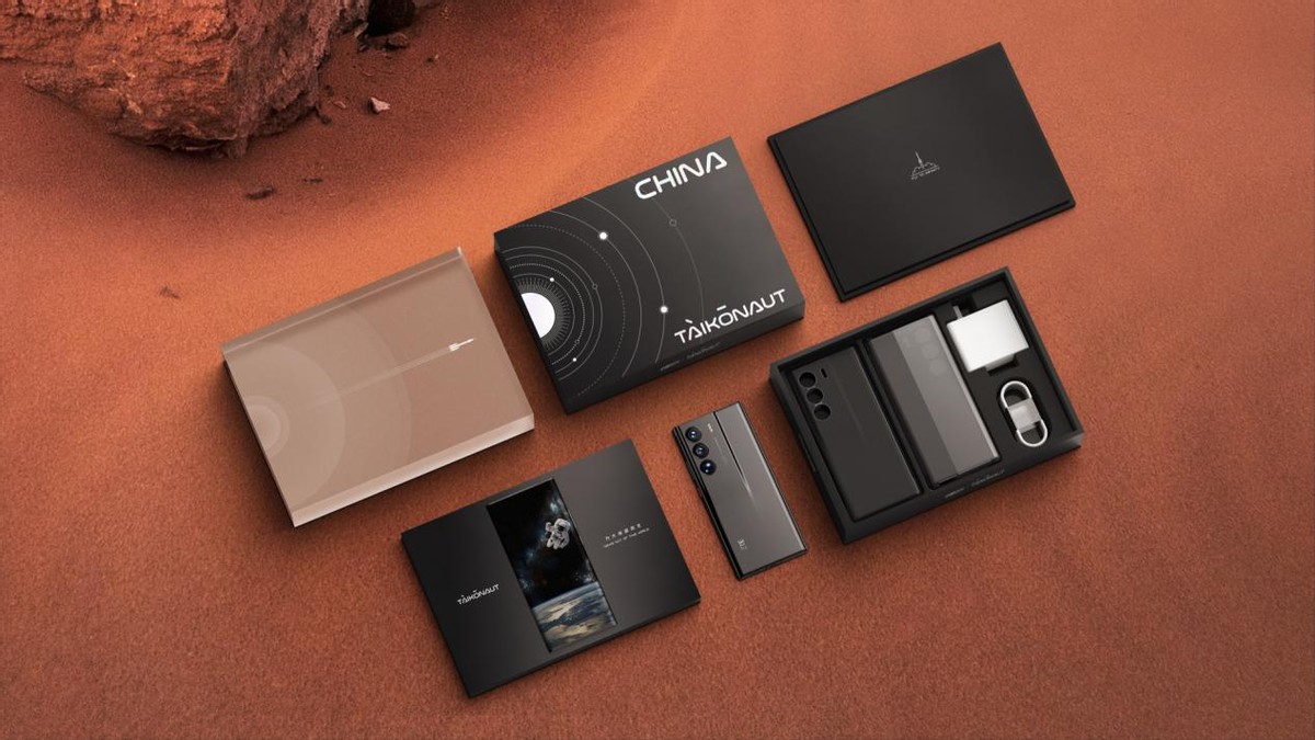 吴京中兴axon40ultra航天版,吴京代言中兴屏下版中兴axon30pro