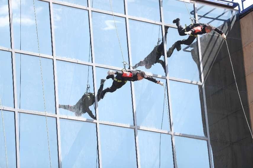 他们眼里的“光”越来越亮2023年北京市公安局定点帮扶支教贵州省黔西南州青少年校园足球夏令营侧记