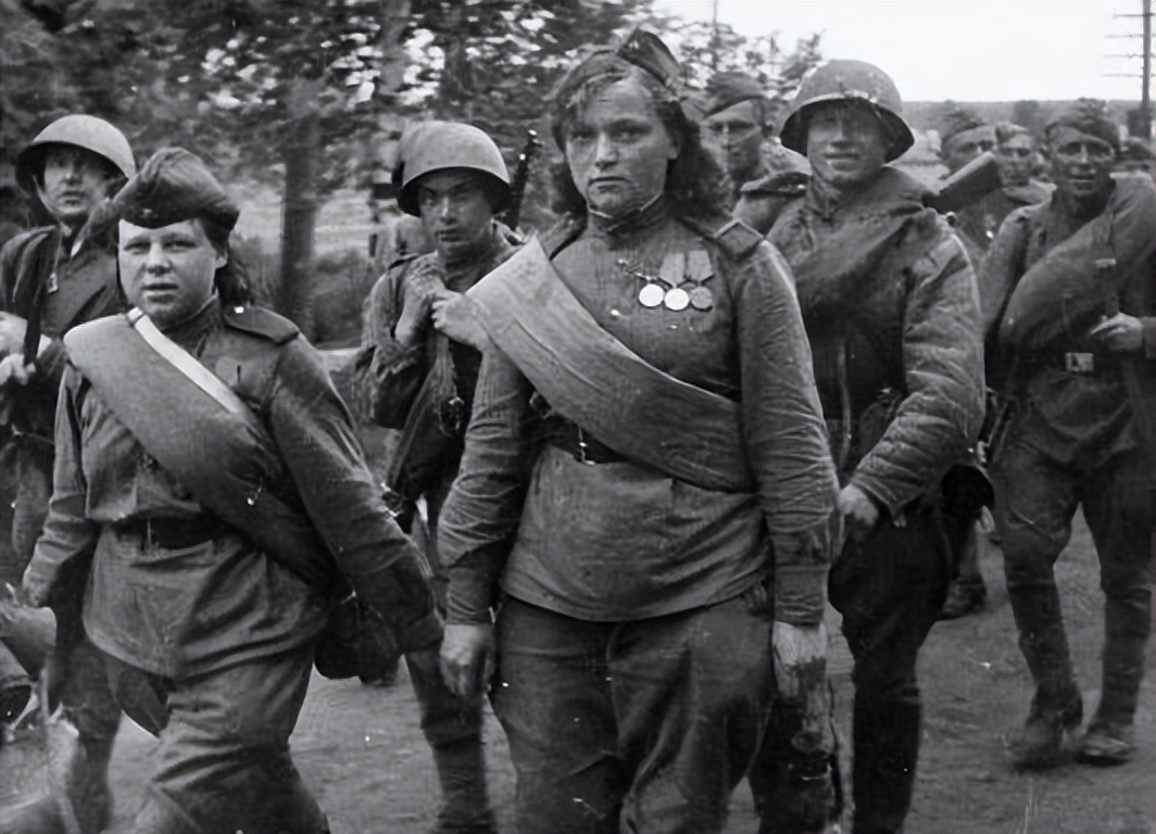 二战苏联女兵打进德国柏林照片,二战苏联女兵在柏林