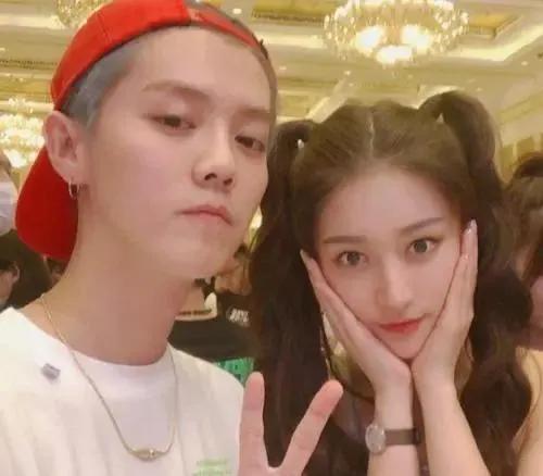 曝关晓彤陪鹿晗踢球，独自在场边挨冻等待两个小时，力破分手传闻