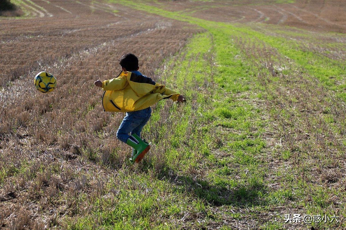 中国足球名场面踩球摔倒,一起踩
