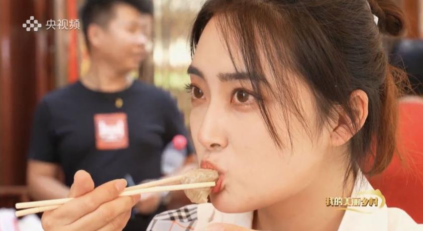 中传毕业，气质出众，这位校花主持人藏不住了