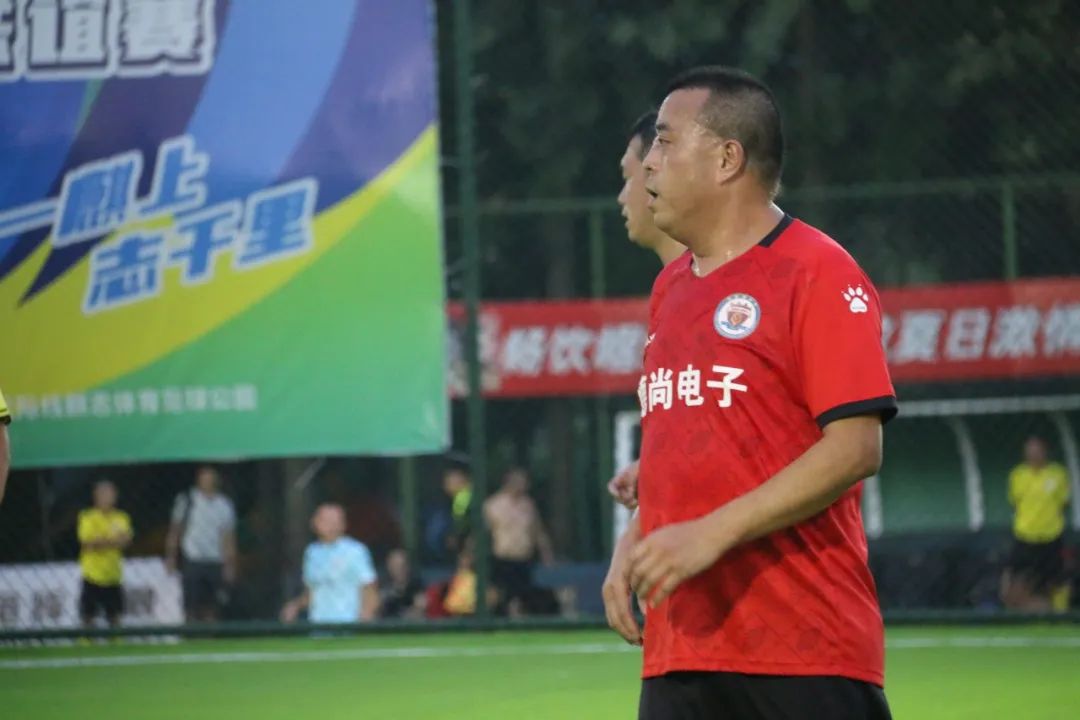 业余球员踢足球,业余球员踢球动作太拖拉