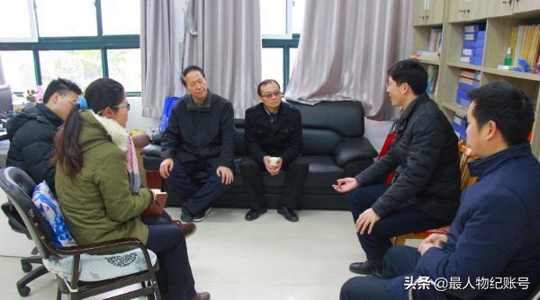 27骞存嫆缁濅笅璺殑闊╁浗鑰佹澘,27骞村墠灏忎紮鍚戝コ鑰佹澘涓嬭藩