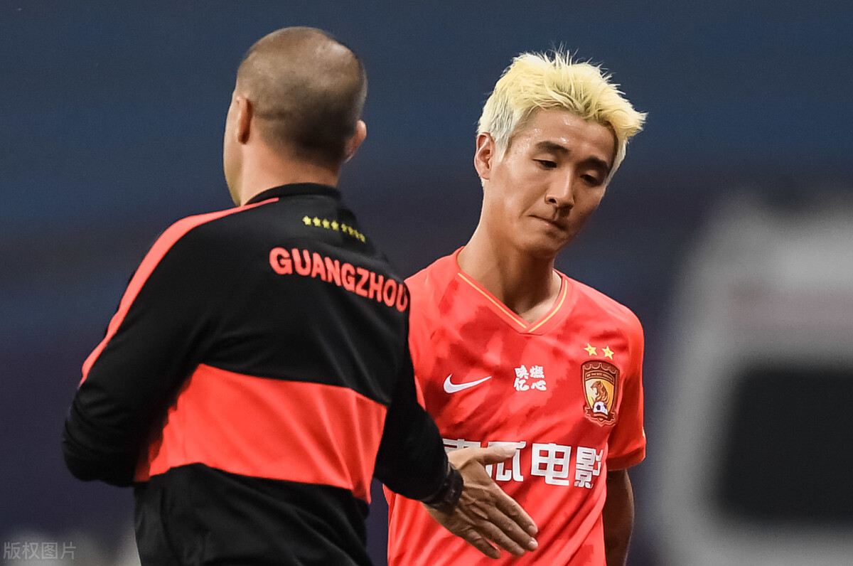 韦世豪戴伟浚,韦世豪队长袖标给了黄博文