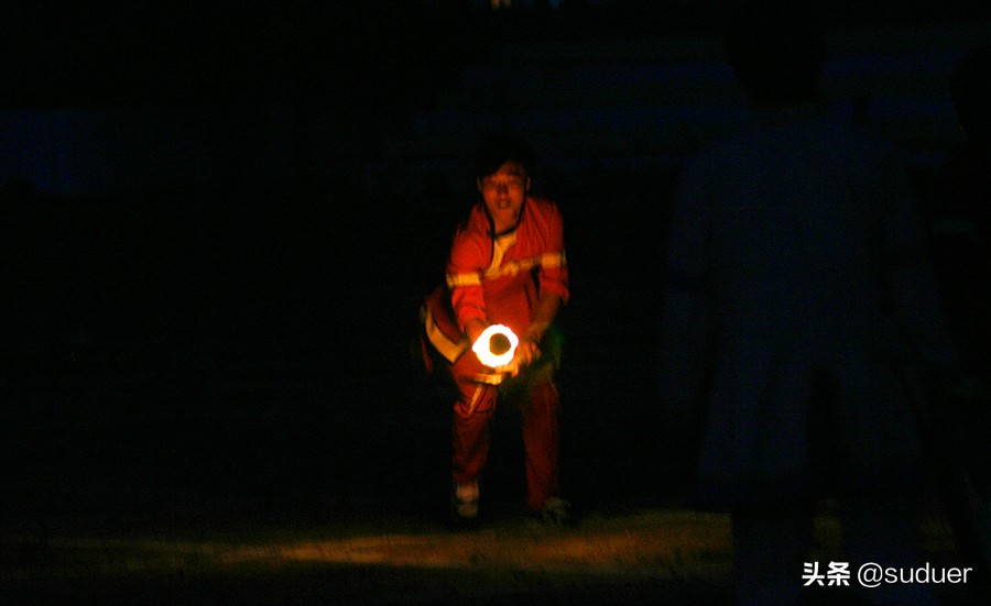 黑暗中闪光的小男孩,黑暗之中的少年