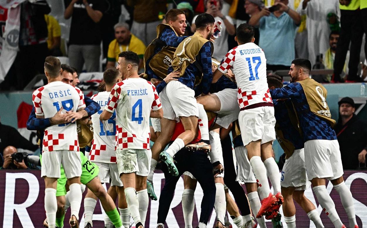 巴西出局内马尔哭泣图片,利瓦科维奇扑出内马尔点球