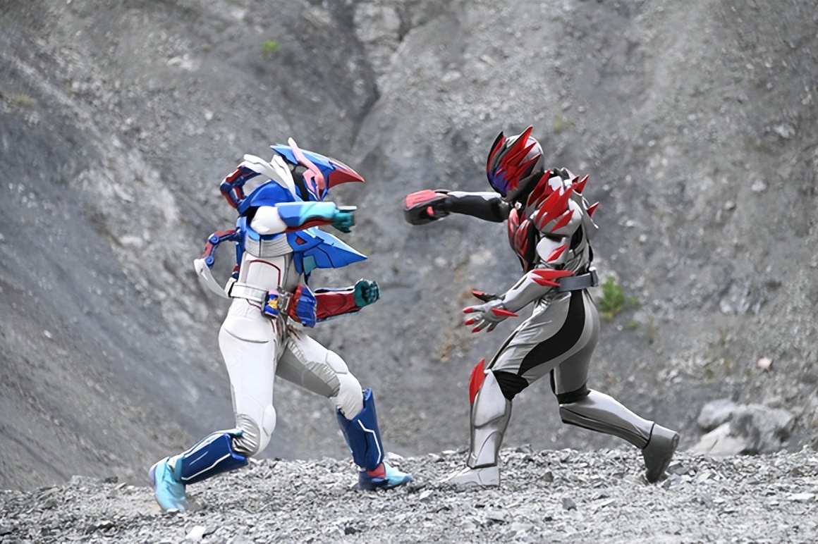 超越贝尔皮套写真：拥有异类龙牙的手臂，比想象中要帅气不少