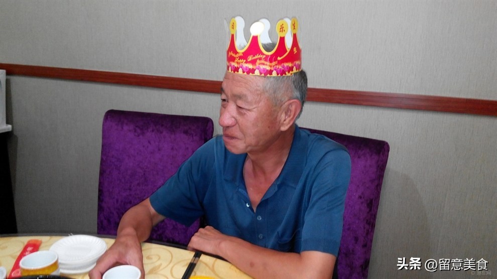 过分了!四川土豪过70大寿,连开35瓶茅台,外孙却做一“荒谬事”