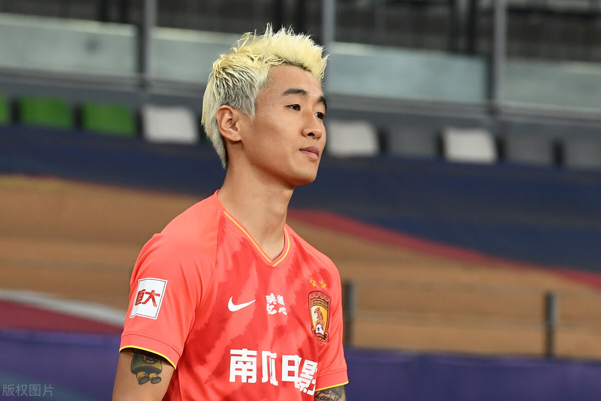 韦世豪戴伟浚,韦世豪队长袖标给了黄博文