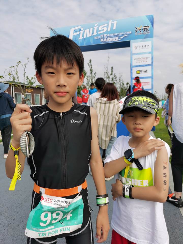 七岁小男孩六块腹肌,七岁就有六块腹肌