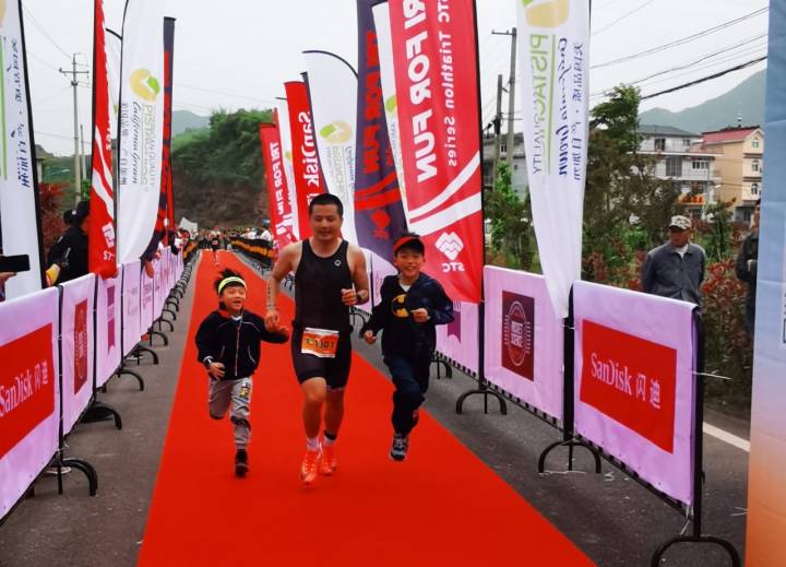 七岁小男孩六块腹肌,七岁就有六块腹肌