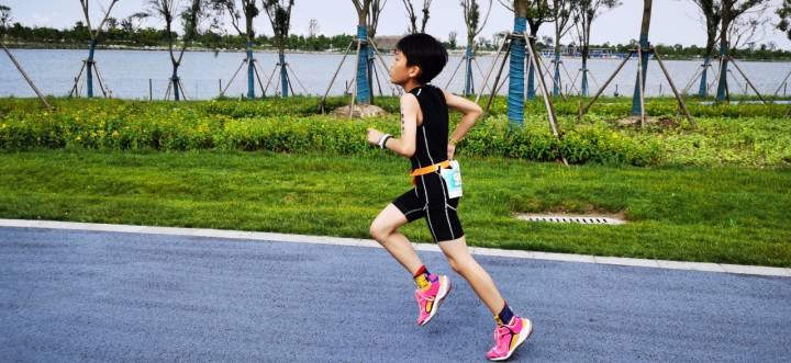 七岁小男孩六块腹肌,七岁就有六块腹肌