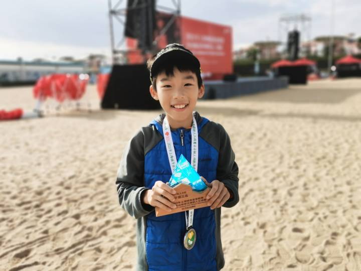 七岁小男孩六块腹肌,七岁就有六块腹肌