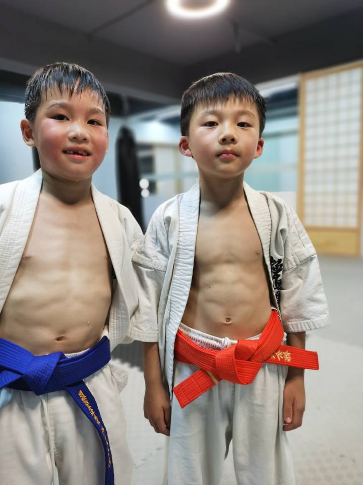 七岁小男孩六块腹肌,七岁就有六块腹肌