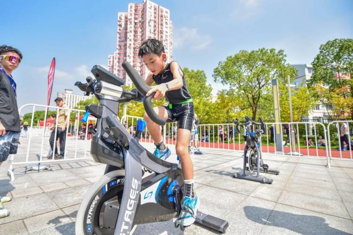 七岁小男孩六块腹肌,七岁就有六块腹肌