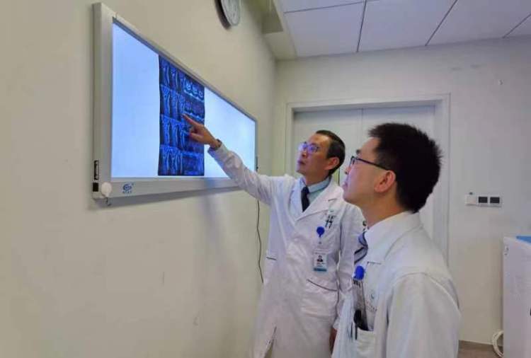 男孩落枕一波操作后竟差点瘫痪,小伙落枕