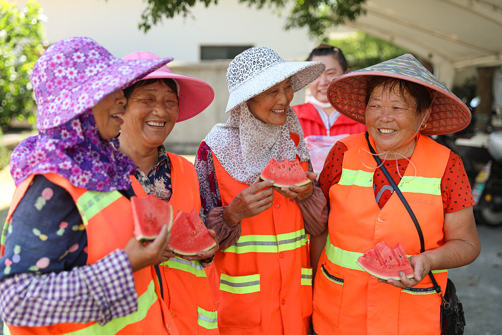 工人户外施工遮阳伞,烈日下的遮阳伞视频